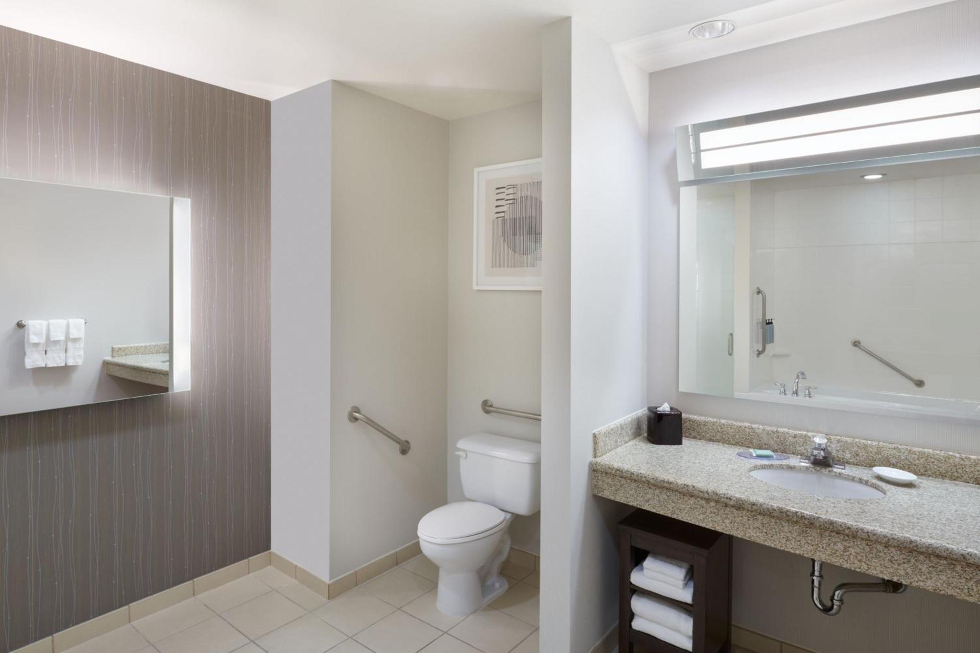 Courtyard By Marriott Ottawa East Hotel Ngoại thất bức ảnh