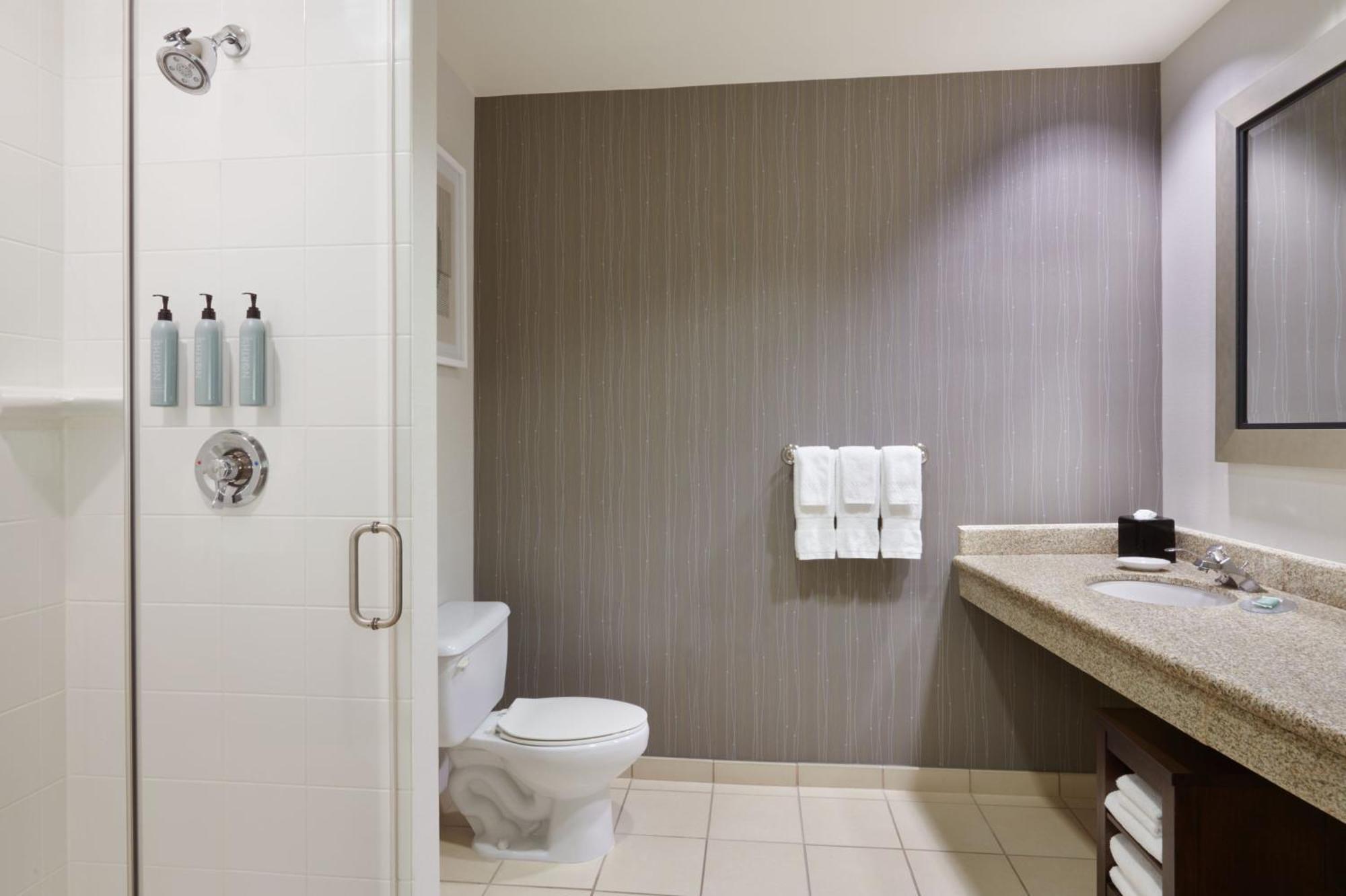 Courtyard By Marriott Ottawa East Hotel Ngoại thất bức ảnh